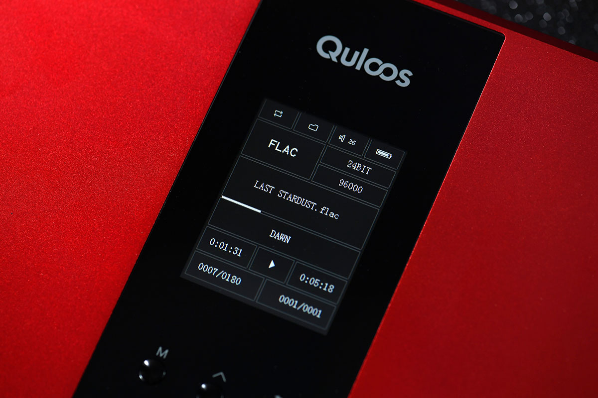 Quloos（乾龙盛）QA390 似足一部座檯机，不过不用怀疑，QA390 的确是内置充电、可以拎出街使用的 DAP，而且功能、接驳和音质都足以媲美座檯机。